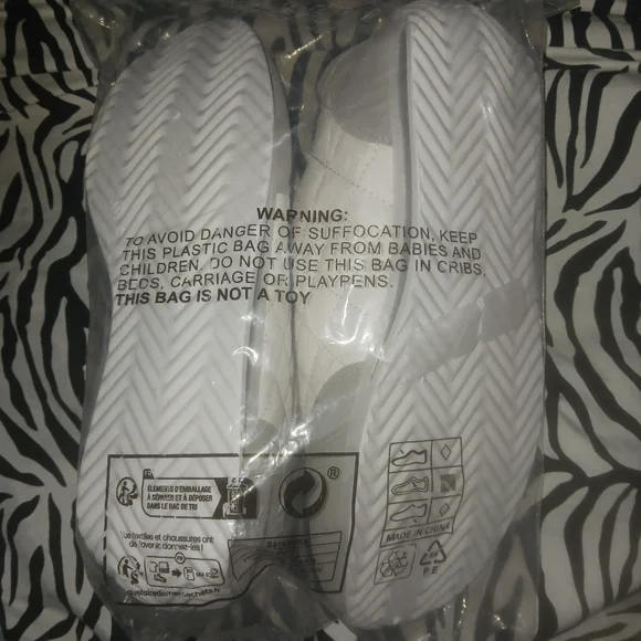 NEW Women Gray & white comfort sport style sneakers - Picture 6 of 8